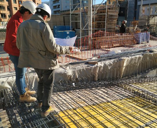 Arquitecto valencia con planos en la obra en construcción